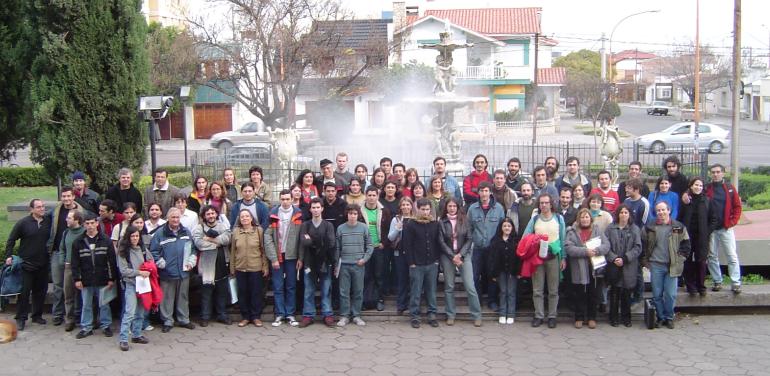 Foto grupal junto a la fuente de Lola Mora